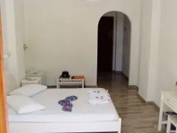 Areti Kamari (Santorini)