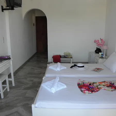 Areti Kamari (Santorini)