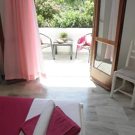 Areti Kamari (Santorini)