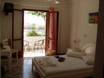 Areti Kamari (Santorini)