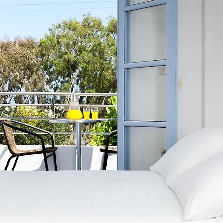 Areti Kamari (Santorini)