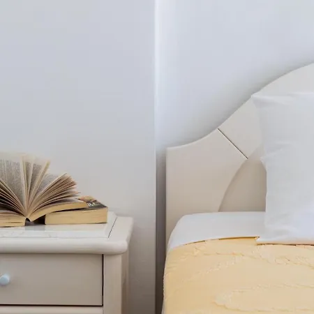 Areti Kamari (Santorini)